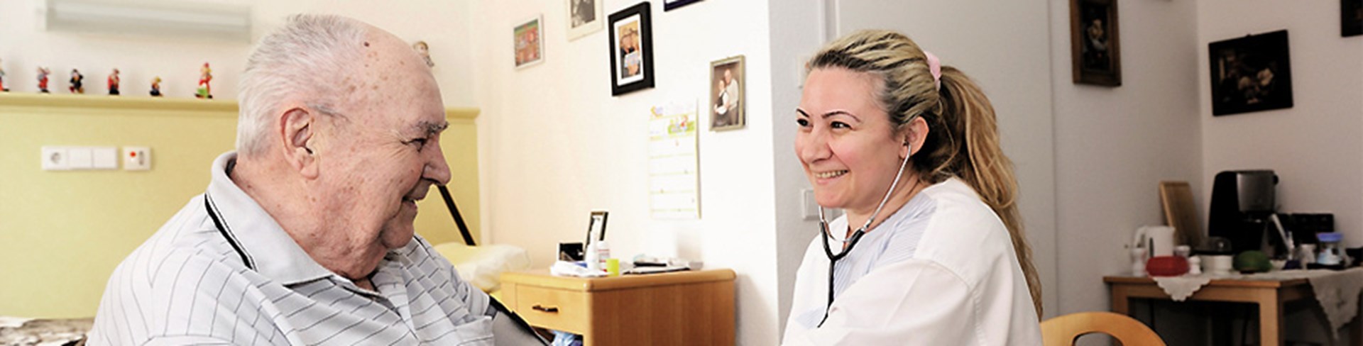 Ärztin im Pflegeheimszimmer